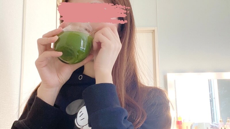 青汁を飲む女性