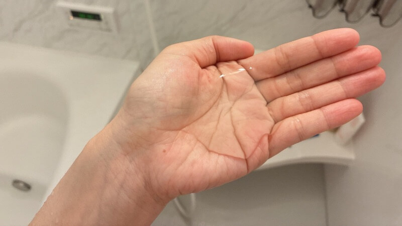 トリートメントを手にとる様子