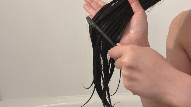 櫛で髪の毛を梳かす